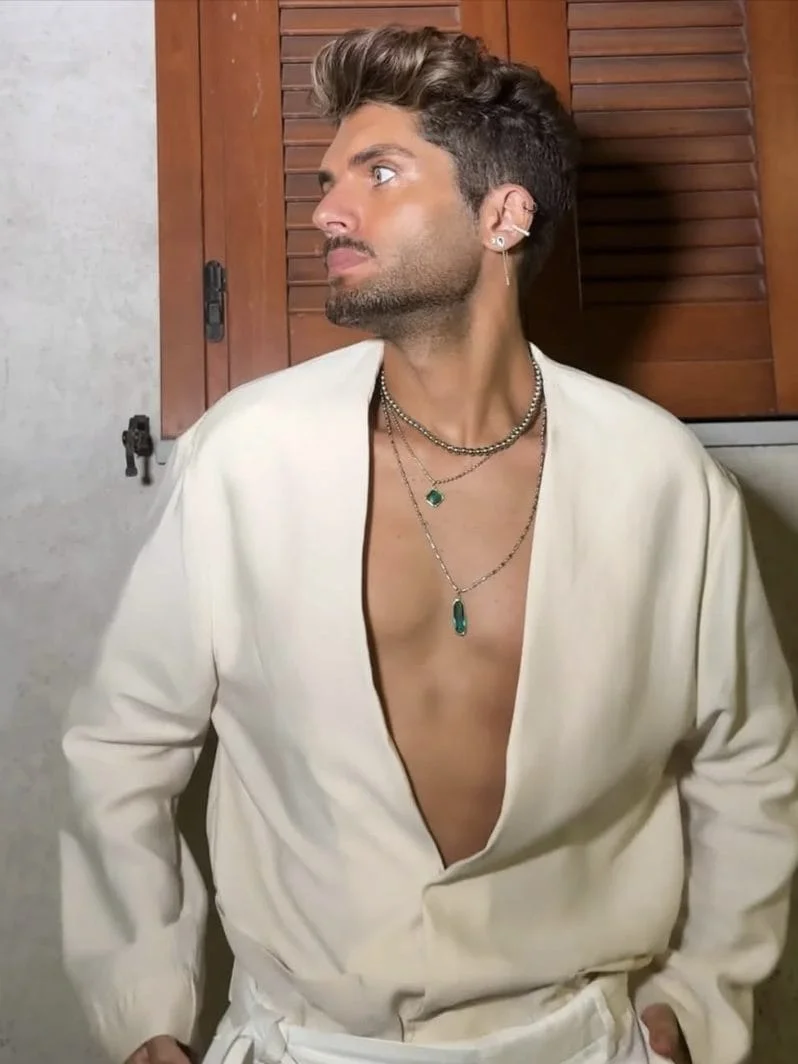 Male client in a cream shirt from the Spray Tan Israel portfolio